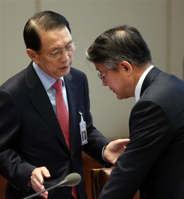 김기춘 청와대 비서실장(왼쪽)과 홍경식 민정수석비서관이 7일 오전 청와대에서 열린 수석비서관회의에 앞서 이야기하고 있다. 연합뉴스