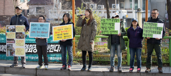 전국금속노동조합 기륭전자 분회의 철야농성 100일째인 8일 아침 서울 동작구 상도동 중앙하이츠빌 들머리에서 조합원들이 최동열 기륭전자(현 렉스엘이앤지) 회장한테 면담을 요청하고 있다. 김성광 기자 flysg2@hani.co.kr