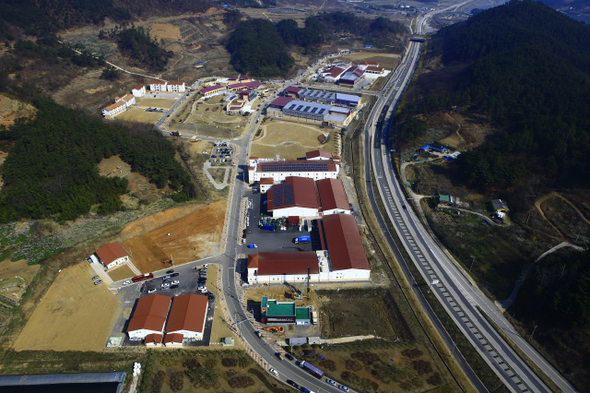 전남 구례군에 지난 4일 문을 연 친환경 유기식품산업단지 ‘구례자연드림파크’ 전경. 전체 14만4000㎡(4만5000평)에 라면, 빵, 김치 공장 등 18개 사업장과 영화관, 기숙사, 체육 시설 등을 갖췄다.  아이쿱생협 제공