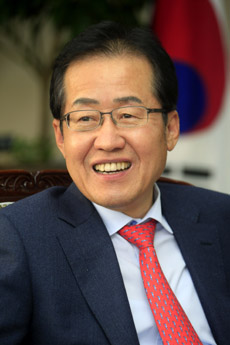 홍준표 경남도지사. 한겨레 자료사진