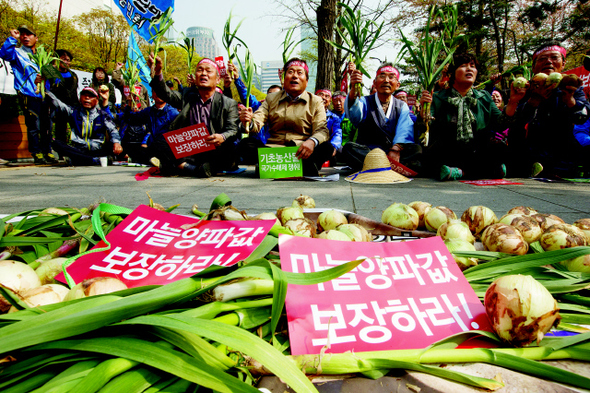 지난 8일 오후 서울 여의도 산업은행 앞에서 열린 ‘마늘·양파 가격 폭락 대책 촉구를 위한 전국 마늘·양파 생산농민대회’에 참가한 농민들이 바닥에 농산물을 깔아놓은 채 정부의 수매 확대 등을 요구하며 시위하고 있다.  김성광 기자 flysg2@hani.co.kr 