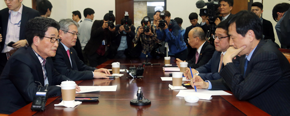 9일 오후 국회 보건복지위원회 소회의실에서 열린 기초연금 여야정협의체 실무회의에서 이목희 새정치민주연합 간사(맨 왼쪽)가 발언하고 있다. 왼쪽 앉은 이부터 시계 방향으로 이 간사, 김용익 새정치민주연합 의원, 문형표 보건복지부 장관, 새누리당 안종범 의원, 유재중 간사. 김경호 기자 jijae@hani.co.kr