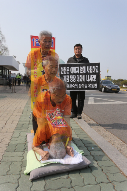 몇백번 몸을 숙여야 대화가 되고 몇천번 몸을 낮춰야 사람들의 관심이 계속될까? 한곳에서 1500배. 사흘간 6000배. 젊은 사람도 상상하기 어려운 일이다. 9일부터 11일까지 국회와 정부서울청사를 오가며 공사 중단과 대화를 호소하며 밀양 주민 윤여림(75)씨는 절을 올리고 있다. 고령의 나이에 건강상의 이유로 주변에서 모두가 만류했다. 이런 우려에 윤씨는 “우리의 이야기가 한번이라도 제대로 전해진 적이 없다. 가슴이 너무나 답답해서 절이라도 하지 않으면 병이 날 것 같다. 이 사회에 조금이라도 우리 주민들의 호소를 전하고 싶다”며 강행하고 있다. 사진은 지난 9일 국회 앞에서 절하는 모습을 연속촬영하여 합성한 것이다. 이정용 기자 lee312@hani.co.kr