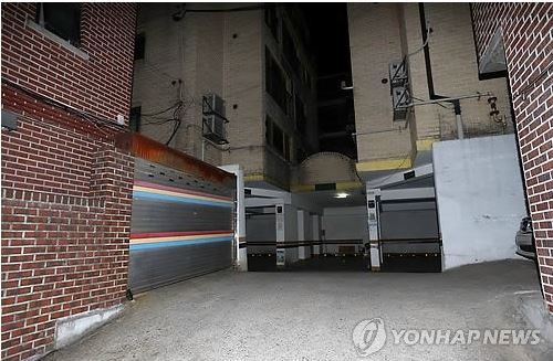 3월 22일 금품요구를 거부한 여성을 흉기로 찌르고 벽돌로 내리쳐 숨지게 한 사건이 발생한 서울 서초구 반포동의 빌라 앞./연합뉴스