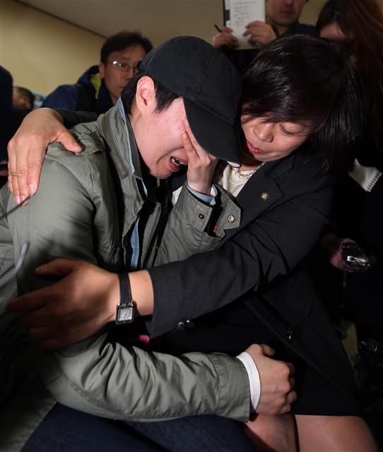 울산지법이 11일 오후 의붓딸을 학대해 숨지게 한 계모 박아무개씨에게 징역 15년형을 선고하자, 생모가 법정 앞 의자에 앉아 흐느끼고 있다. 오른쪽은 이명숙 한국여성변호사회 회장. 울산/연합뉴스