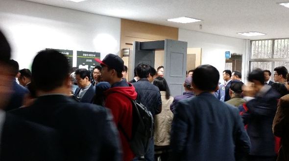 11일 오전 칠곡 아동 학대 사망 사건의 1심 판결이 열리고 있는 대구지법 21호 법정 앞에 재판 내용을 전해 듣기위해 기다리는 사람들이 몰려있다. 김일우 기자 cooly@hani.co.kr
