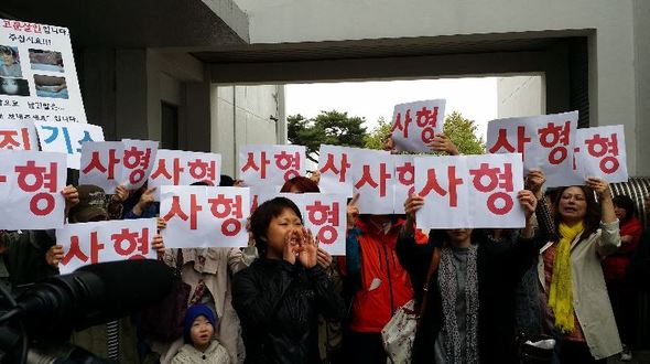 11일 오전 칠곡 아동 학대 사망 사건의 1심 판결이 내려진 직후 인터넷 까페 ‘하늘소풍’ 회원들이 대구지법 앞마당에서 계모 임아무개(36)씨의 사형을 요구하며 시위를 벌이고 있다. 김일우 기자 cooly@hani.co.kr