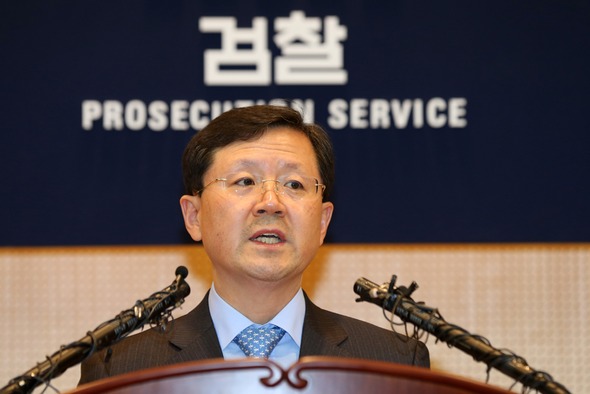 윤갑근 대검 강력부장이 14일 오후 서울 서초동 고등검찰청에서 '서울시 공무원 간첩사건' 증거조작 의혹에 대한 수사결과를 발표하고 있다.2014.4.14 /뉴스1