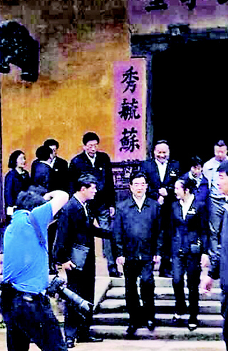 11일 후야오방 생가를 방문한 후진타오 전 주석(가운데). 웨이보 갈무리