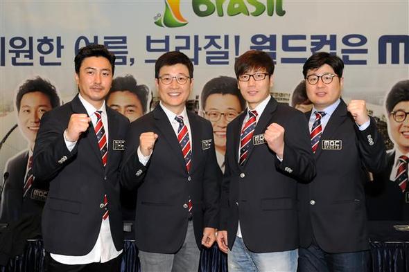 2014 브라질 월드컵 해설위원으로 참여하는 안정환(맨 왼쪽)과 송종국(왼쪽 셋째)이 15일 제주의 한 호텔에서 열린 기자간담회에서 각오를 다지고 있다. 문화방송 제공