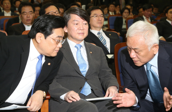 오른쪽부터 새정치민주연합 김한길·안철수 공동대표와 전병헌 원내대표가 15일 오전 국회에서 열린 의원총회에서 이야기하고 있다. 이 자리에서 전 원내대표는 “기초단체장 공천에 국회의원 개입을 배제하자는 결의를 박수로 의결해 달라”고 말했다가 의원들의 거센 반발을 받았다.  이정우 선임기자 woo@hani.co.kr