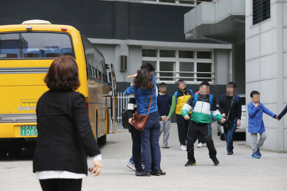 지적·자폐성 장애 전문 특수학교인 서울 성북동 명수학교가 설립자 자녀들의 재산 다툼 때문에 16일부터 학교를 폐쇄하기로 결정해 논란이 일고 있다. 15일 오후 수업을 마친 이 학교 학생들이 집으로 돌아가고 있다.
  류우종 기자 wjryu@hani.co.kr