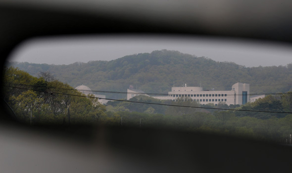 대통령과 국가정보원장이 국정원의 ‘간첩 증거 조작’ 사건에 대해 국민에게 사과한 15일 오전 서울 내곡동 국가정보원 청사가 인근 교량 난간 너머로 보이고 있다. 이정아 기자 leej@hani.co.kr