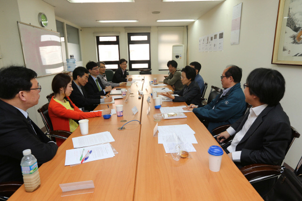 제2기 한겨레열린편집위원회 위원들이 14일 오전 서울 마포구 공덕동 한겨레신문사 회의실에서 2기 위원회 마지막 회의를 하고 있다. 류우종 기자 wjryu@hani.co.kr