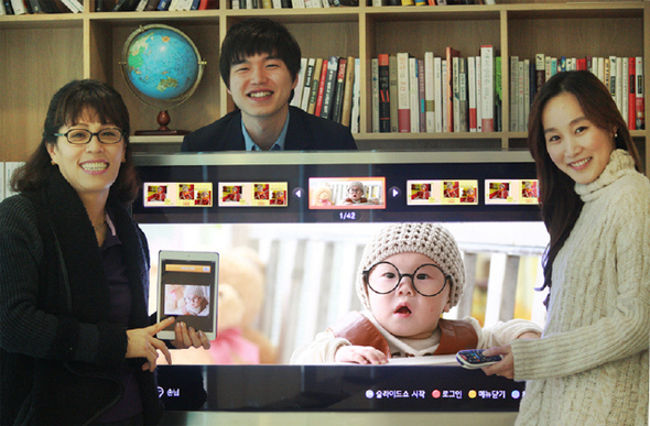 케이블방송이 ‘스마트 케이블’로 변신해 실생활 속에서 ‘스마트 라이프’를 이끌고 있다. 케이블방송과 스마트폰을 결합해 만든 씨제이헬로비전의 ‘우리가족앨범’ 서비스는 멀리 따로 살면서도 손주 크는 모습을 보고 싶어하는 할머니·할아버지들의 소원을 풀어준다. 씨제이헬로비전 제공