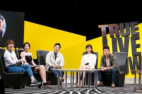여배우들이 티브이 진행자로 변신했다. 염정아는 <트루 라이브쇼>(스토리온)에서 전현무와 호흡을 맞춘다. 스토리온 제공