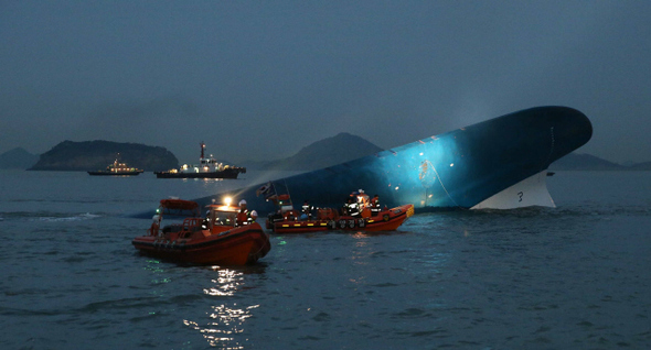 16일 저녁 전남 진도군 조도면 병풍도 북쪽 2.7㎞ 해상에서 침몰하고 있는 여객선 세월호(6825t급) 부근에서 해경과 해군, 민간선박 등이 불을 밝힌 채 실종자 구조와 수색 작업을 벌이고 있다.   진도/김봉규 선임기자 bong9@hani.co.kr