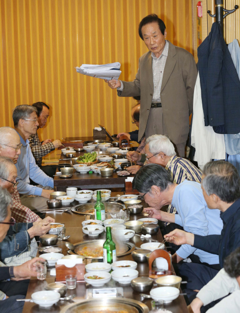 동아투위(위원장 김종철·가운데) 위원들이 17일 오후 월례회의를 열고 진실·화해를 위한 과거사정리위원회의 조사 결과를 뒤집은 최근 법원의 판결에 대해 성토하고 대책을 논의하고 있다. 류우종 기자 wjryu@hani.co.kr