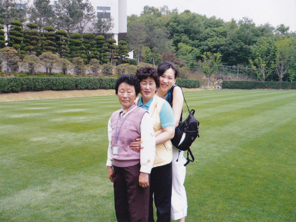 즐거운 한때를 보내고 있는 3대. 왼쪽부터 외할머니, 어머니, 나.