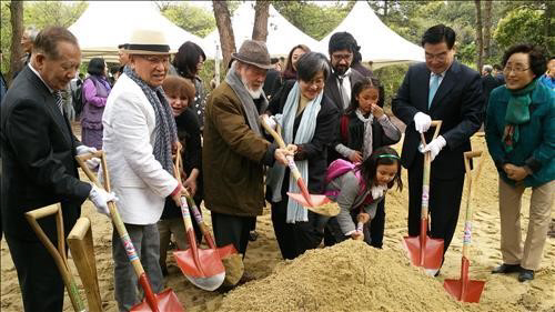 박서보(82·왼쪽에서 두번째) 화백과 김창열(85·왼쪽에서 세번째) 화백