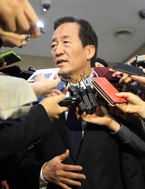 정몽준 새누리당 서울시장 예비후보가 21일 오전 국회 정론관에서 막내아들 예선씨의 페이스북 글 논란에 대한 대국민사과를 마친 뒤 취재진의 질문에 답하고 있다.연합뉴스 정몽준 새누리당 서울시장 예비후보가 21일 오전 국회 정론관에서 막내아들 예선씨의 페이스북 글 논란에 대한 대국민사과를 마친 뒤 취재진의 질문에 답하고 있다.연합뉴스