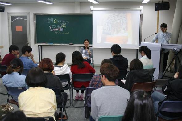 채은씨가 지난 14일 경기도 성남에 위치한 이우학교에서 학생과 학부모, 교사를 대상으로 서머힐의 교육과정이나 생활에 대해 이야기하고 있다. 최화진 기자