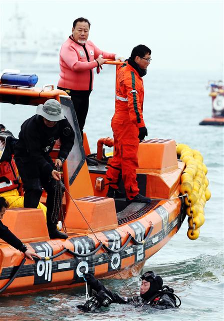탤런트이자 한국구조연합회장인 정동남이 18일 오후 전남 진도 조도면 세월호 침몰 사고 현장에서 구조활동을 펼치고 있다. 진도/연합뉴스