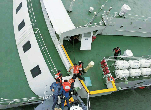 선장, 승무원으로 보이는 세월호 탑승자가 해경 구조선으로 탈출하는 모습. 서울지방해양경찰청 제공