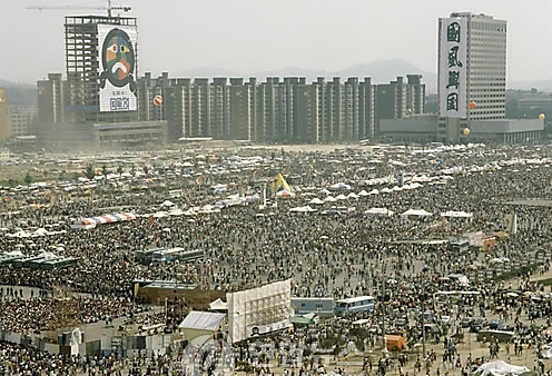 1980년 9월 제5공화국을 출범시킨 전두환 정권은 군사독재 이미지를 탈색시키고자 대규모 군중을 동원한 문화행사를 자주 기획했다. 사진은 81년 5월28일부터 나흘간 서울 여의도광장에서 전국의 대학생 수만명을 동원한 가운데 열린 ‘국풍 81’ 장면으로, 서울대생이 무대를 기습해 무산시키기도 했다. <한겨레> 자료사진