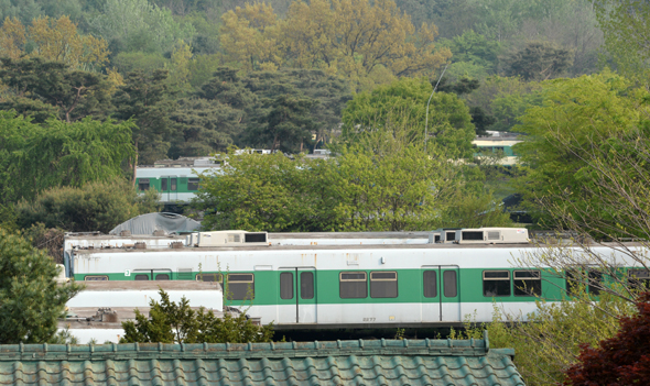 23일 경기도 안성시 보개면 상삼리에 있는 기독교복음침례회의 수련원으로 알려진 ‘금수원’ 안에 지하철 폐 객차 여러 대가 놓여 있다. 금수원은 축산업과 원예업을 하는 유기농 농장으로 등록하고 기차칸을 ‘화물 적치’ 용도로 쓴다고 일시 사용 허가를 받았다. 안성/뉴스1