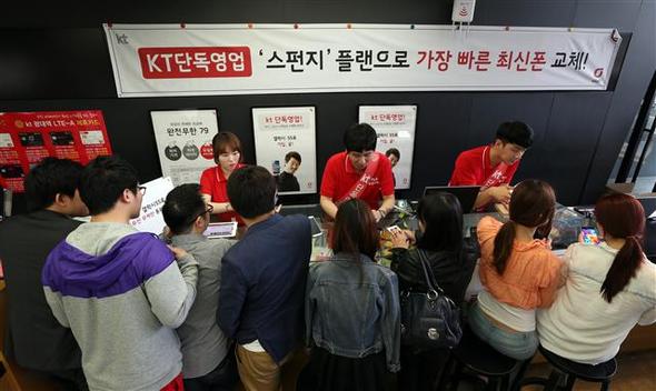 45일간 영업정지를 당했던 케이티(KT)가 영업을 재개한 27일 오전 서울 광화문 케이티 올레스퀘어에서 시민들이 기기변경 및 신규가입 신청을 하고 있다. / 뉴스1