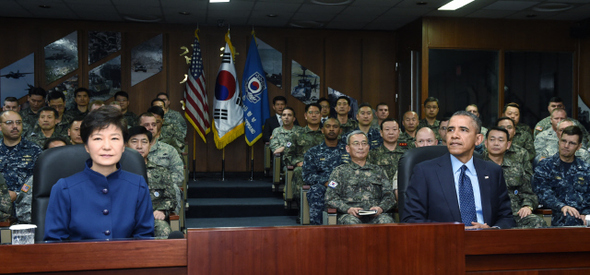 박근혜 대통령과 버락 오바마 미국 대통령이 26일 서울 용산 한미연합사령부를 찾아 현황을 보고받고 있다. 한-미 정상의 연합사 공동 방문은 1978년 창설 뒤 처음이다. 청와대사진기자단