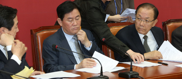 새누리당 황우여 대표(맨 오른쪽)와 최경환 원내대표(가운데)가 28일 오전 국회에서 열린 최고위원회의에서 ‘지방선거 시도당 국민공천배심원단 구성안’ 자료를 보며 이야기하고 있다. 이정우 선임기자 woo@hani.co.kr