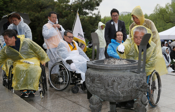 ‘세계 산재사망 노동자 추모의 날’인 28일 오전 한국노총이 서울 동작구 보라매공원에서 연 제14회 산재노동자의 날 추모제에서 산업재해로 장애를 입은 노동자들이 산재 희생자 위령탑에 분향하고 있다.
류우종 기자 wjryu@hani.co.kr