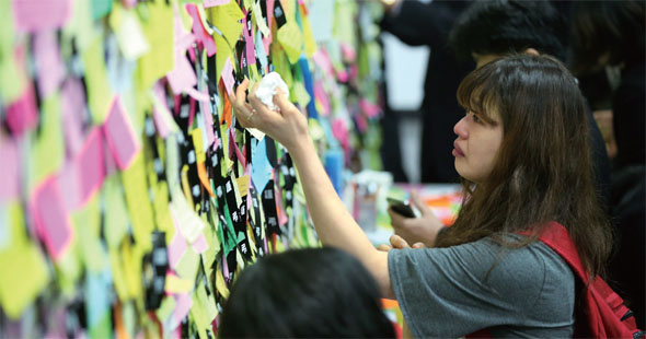 경기도 안산시 고잔동 올림픽기념관에 설치된 ‘세월호’ 임시분향소에는 시민들이 추모의 마음을 적은 쪽지들이 빼곡하게 붙어 있다.