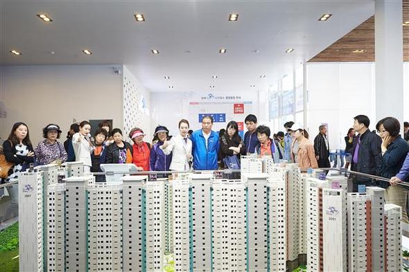 인천 송도국제도시와 경기 김포, 하남시 등 개발호재가 많은 수도권 일대에서 올해 첫 아파트 공급이 줄잇고 있어 전세난에 시달려 온 무주택 수요자들의 관심이 쏠리고 있다. 지난 25일 문을 연 구리갈매지구 ‘갈매 더샵 나인힐스’ 본보기집. 포스코건설 제공