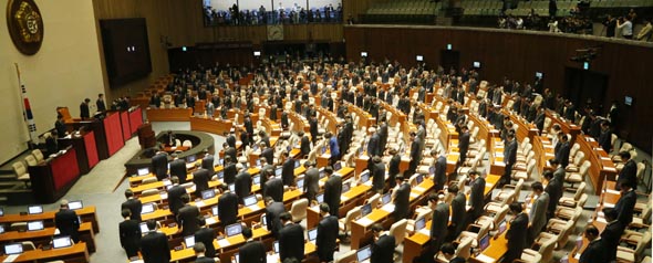 여야 의원들이 29일 오후 열린 국회 본회의에서 ‘세월호 침몰사고 신속 구조, 피해지원 및 진상규명을 위한 결의안’을 통과시키기에 앞서 희생자들의 명복과 실종자들의 생환을 기원하는 묵념을 하고 있다. 국회는 이날 이 결의안을 만장일치로 채택했다. 결의안은 우선 남은 실종자 구조에 모든 노력을 기울일 것을 주문하고, 사고 대응·수습 과정에서 많은 문제점을 노출해 피해 규모를 줄이지 못한 정부에 대해 진정성 있는 사과를 촉구했다. 피해 당사자와 가족, 피해 지역 주민에 대한 긴급 구호와 심리치료, 경제적 안정을 위해 정부와 지방자치단체에 예산·제도 지원도 요청했다. 이정우 선임기자 woo@hani.co.kr