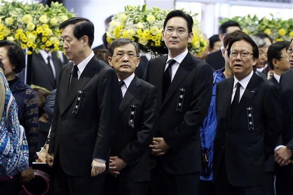 이재용 삼성전자 부회장(오른쪽 둘째)을 비롯한 삼성그룹 사장단이 30일 오전 경기도 안산 화랑유원지에 마련된 세월호 침몰사고 희생자 정부 합동분향소를 찾아 조문하고 있다. 왼쪽부터 최지성, 권오현, 이재용 삼성전자 부회장, 박근희 삼성사회공헌위원회 부회장. 안산/사진공동취재단