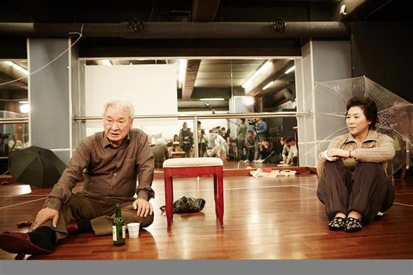 ‘꽃할배’ 이순재와 ‘국민 어머니’ 고두심이 연극 <사랑별곡>에서 부부 연기로 호흡을 맞춘다. 지난달 27일 연습실에서 만난 이순재는 70~80대 동년배 노인들의 복지문제를 강조했고, 고두심은 50~60대 ‘낀 세대’의 삶을 털어봤다.  연극열전 제공