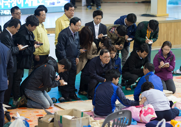 1일 오전 정홍원 국무총리(왼쪽 위)가 이주영 해양수산부 장관, 수색구조 전문가들과 함께 전남 진도군 진도체육관을 다시 찾았다. 정 총리는 이날 가족들에게 “얼마나 마음이 아프시냐. 최선을 다하겠다”며 위로 인사를 건넸지만 실종자 가족들의 반응은 여전히 냉랭했다.  진도/김성광 기자 <A href="mailto:flysg2@hani.co.kr">flysg2@hani.co.kr</A>