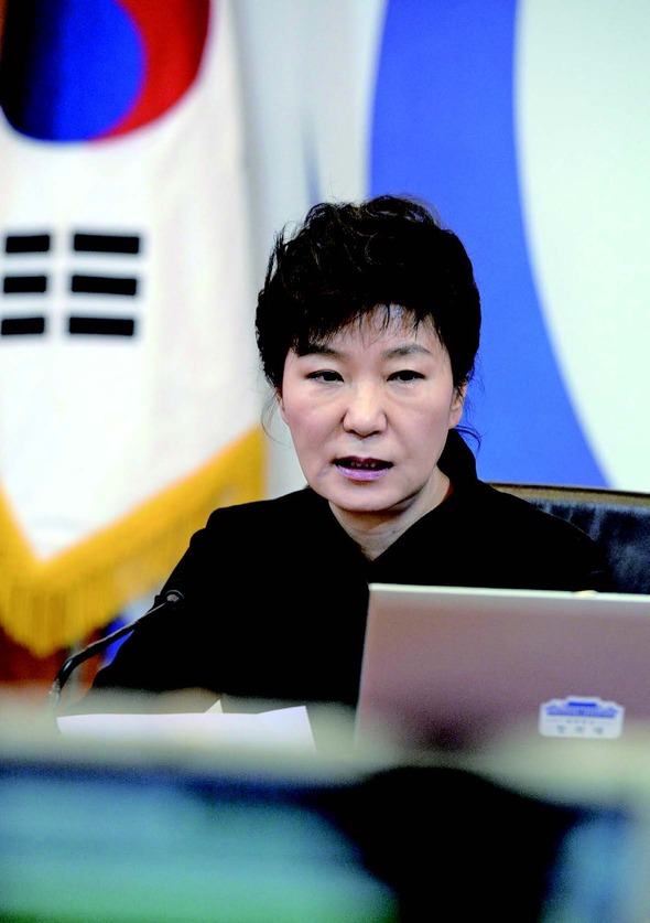 박근혜 대통령이 지난 4월29일 국무회의에서 의자에 앉아 ‘세월호 참사’와 관련해 사과하고 있다. 유족들은 “사과로 받아들일 수 없다”고 반발했다. 박 대통령은 5월2일엔 사고 수습 이후 대국민 사과를 하겠다고 밝혔다. 인터넷상에선 ‘사과 예고제’라는 비아냥이 나왔다. 청와대사진기자단