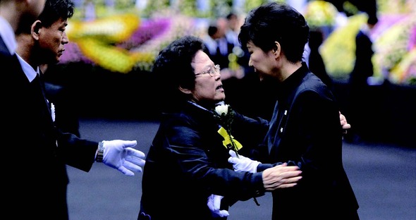 박근혜 대통령이 지난 4월29일 세월호 참사 분향소에서 조문을 온 할머니와 만나고 있다. 시민들은 청와대가 일반 조문객 할머니를 유족으로 가장해 사진 촬영을 연출했다고 의심했다. 이런 의심은 정부를 향한 불신이 얼마나 큰지를 보여준다. 청와대사진기자단