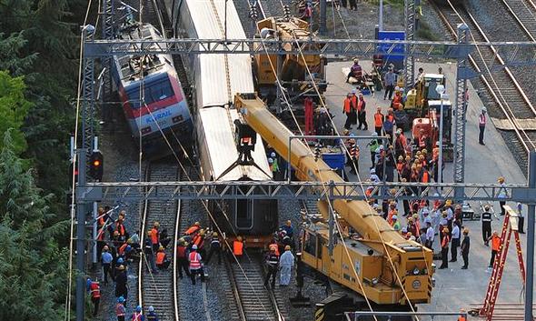 지난해 8월31일 부산을 출발해 대구역에서 서울로 향하던 케이티엑스(KTX) 열차와 무궁화호 열차가 추돌하는 사고가 발생해 코레일 복구반이 탈선한 열차를 수습하고 있다.
대구/뉴스1