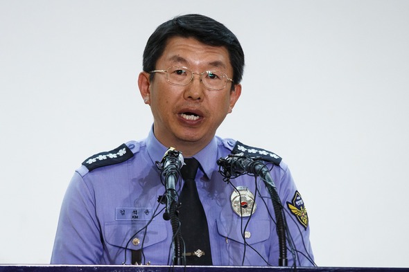 김석균 해양경찰청장이 세월호 침몰사고 22일째인 7일 오후 전남 진도군청에서 수색구조 중간결과를 발표하고 있다.김 청장은 이날 브리핑에서 ‘잠정 확인된 인원은 구조자 172명, 사망자 269명, 실종자 35명‘이라고 밝혔다. 구조자 2명이 실종자로 바뀐 이유에 대해서는 동일인이 다른 이름으로 중복 기재한 1명과 구조자 대상 동승자 확인 중 오인 신고 1명이 있었기 때문이라고 밝혔다. 2014.5.7/뉴스1