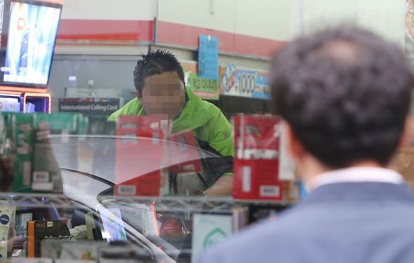 8일 오전 9시 50분께 부산 부산진구 양정동의 한 편의점에서 30대 남성이 20대 여종업원을 인질로 잡고 경찰과 대치하고 있다. 2014.5.8  (부산=연합뉴스)