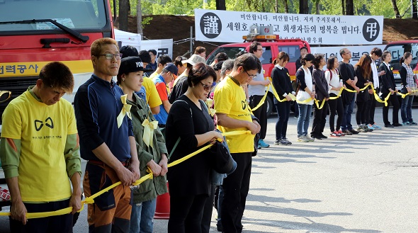 10일 ‘세월호 침몰사고 문제해결을 위한 안산시민사회연대’는 안산 화랑유원지 세월호 사고 합동 분향소에서 인간띠 만들기 행사를 열었다. 행사에 참여한 3000여명의 시민들은 받은 노란끈을 연결해 700미터에 달하는 하나의 끈으로 만들어 유가족들이 있는 합동분향소 주변을 둥글게 감쌌다. 이정용 기자