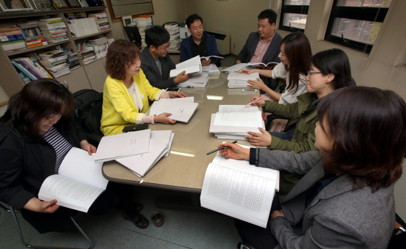 정여울(왼쪽부터), 김별아, 송종원, 박성원, 서희원, 윤고은, 윤성희, 정은경 등 제19회 한겨레문학상 예심위원들이 7일 오후 서울 마포구 공덕동 한겨레출판 회의실에서 최종 예심 진출작들을 놓고 논의하고 있다. 
 이정용 기자 <A href="mailto:lee312@hani.co.kr">lee312@hani.co.kr</A>