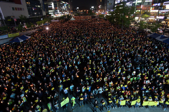 지난 10일 저녁 경기도 안산 문화광장에서 열린 ‘끝까지 밝혀줄게, 국민 촛불 켜기’ 행사에서 1만5000여명이 촛불을 든 채 세월호 참사 희생자들을 추모하고 정부의 무능한 대처를 비판하고 있다. 이날 서울 청계광장과 부산역 앞 등 전국 여러 지역에서 세월호 희생자의 넋을 기리는 촛불추모제가 열렸다. 안산/이정용 기자 lee312@hani.co.kr