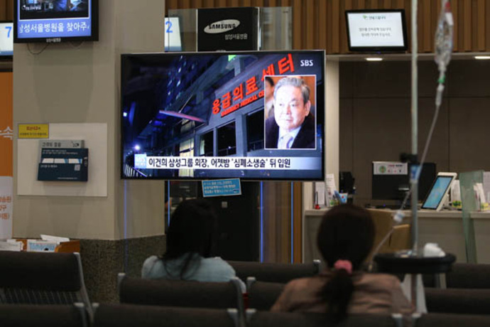 11일 오후 이건희 삼성그룹 회장이 입원해 있는 서울 강남구 일원동 삼성서울병원에서 시민들이 이 회장 입원 소식을 알리는 뉴스를 보고 있다. 신소영 기자 viator@hani.co.kr