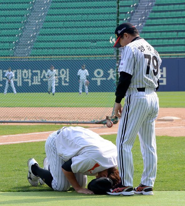 롯데 강민호(왼쪽)가 13일 오후 서울 잠실야구장에 도착하자마자 자신의 은사였던 엘지(LG) 양상문 감독을 찾아가 큰절을 하며 감독 취임을 축하하고 있다. 뉴스1